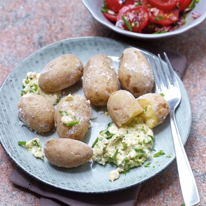 Kartoffeln in Salzkruste mit grünem Mandeldip