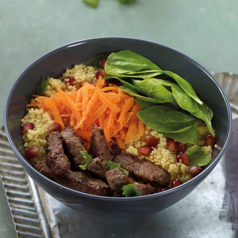 Lunchbowl mit Couscous und Rindsfiletstreifen