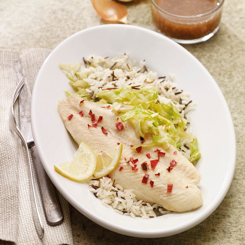 Pangasiusfilet auf Reisbett mit gebratenem Spitzkohl