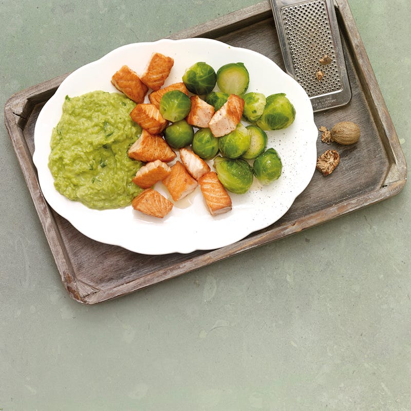 Erbsenpüree mit Lachs und Rosenkohl