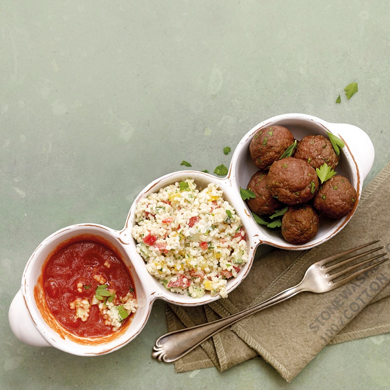 Bulgursalat mit Hackbällchen aus dem Ofen