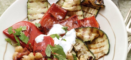 Antipastisalat mit Kichererbsen und Minzjoghurt