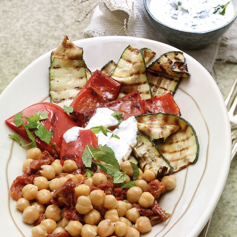 Antipastisalat mit Kichererbsen und Minzjoghurt