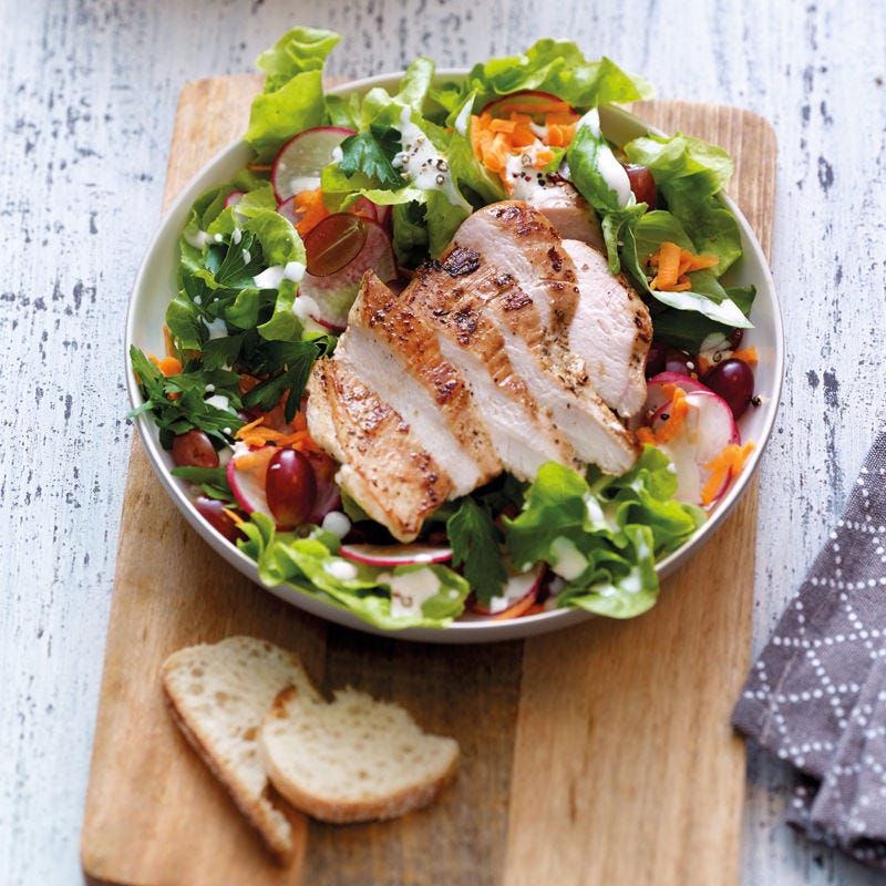 Bunter Frühlingssalat mit Poulet und Joghurtdressing