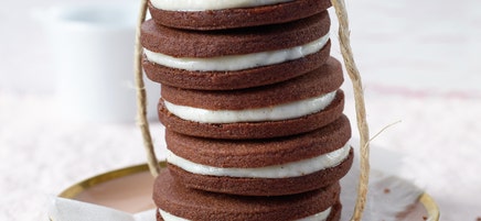 Schoko-Biskuits mit Cremefüllung