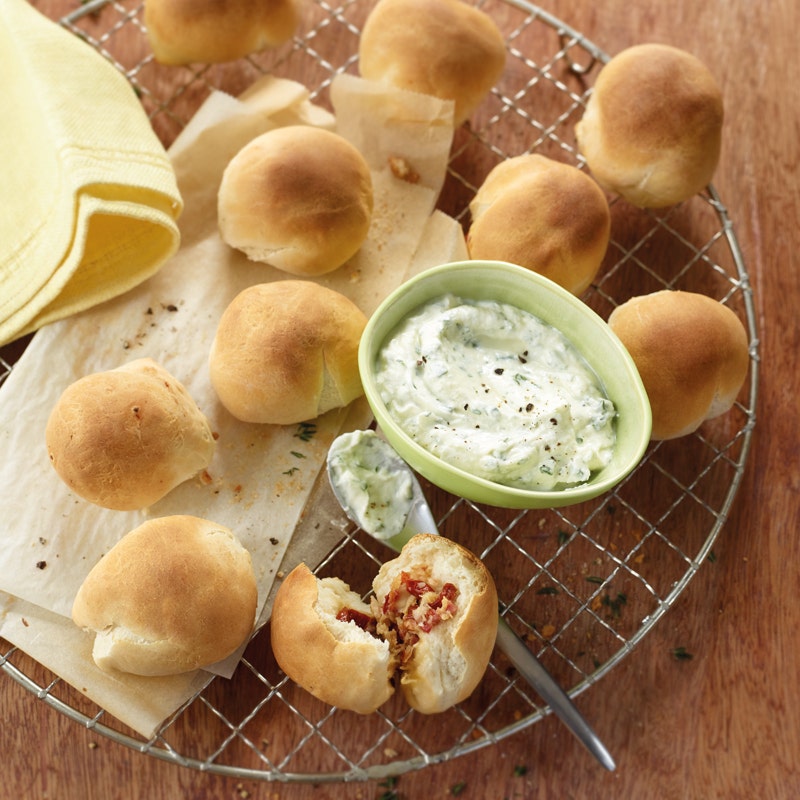 Gefüllte Brötchen mit Kräuter-Quark-Creme