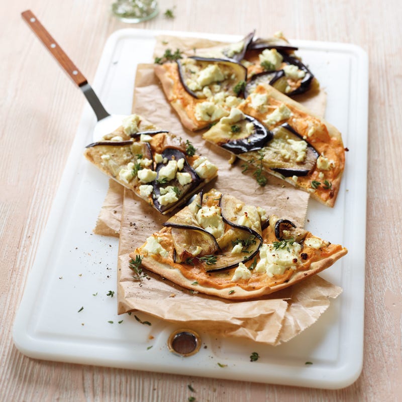 Auberginenflammkuchen mit Schafskäse