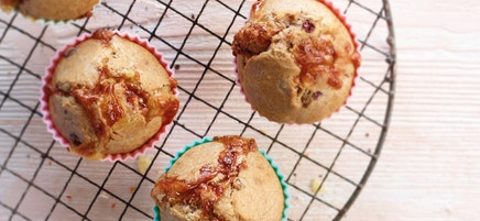 Muffins au camembert et aux airelles