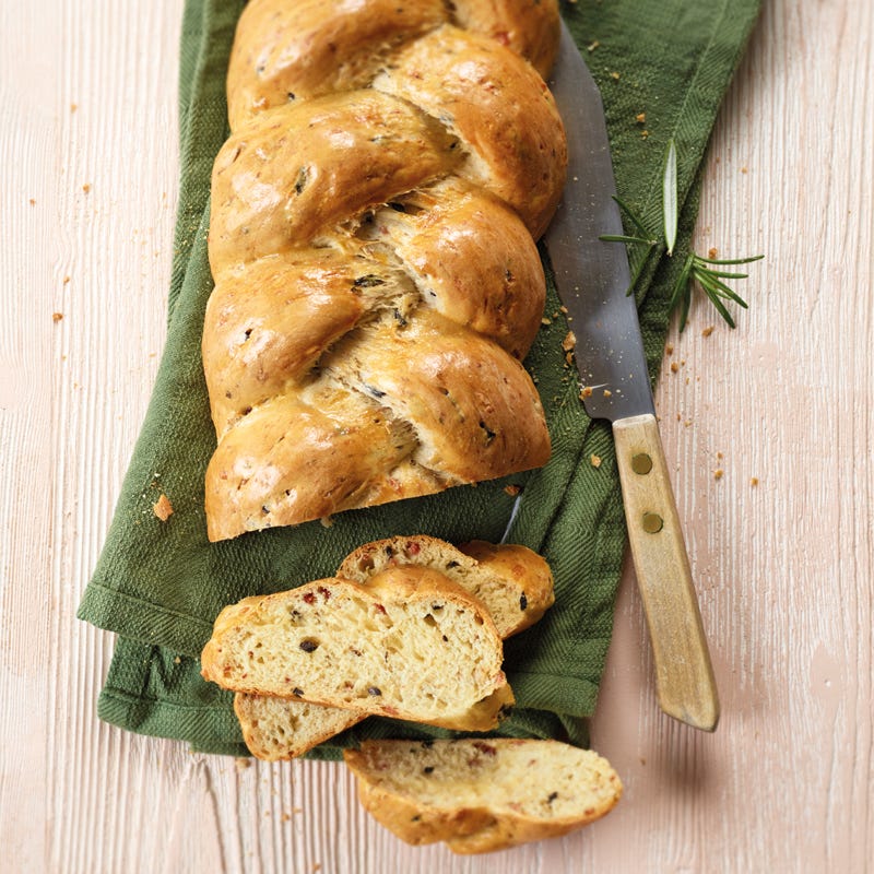 Schinken-Hefezopf mit Oliven