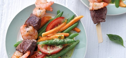 Surf-and-Turf-Spiesse auf Papayasalat