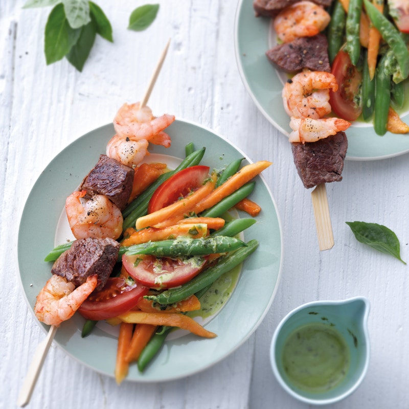 Surf-and-Turf-Spiesse auf Papayasalat