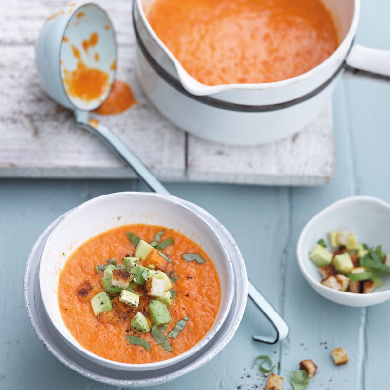 Peperonicremesuppe mit Avocadotopping
