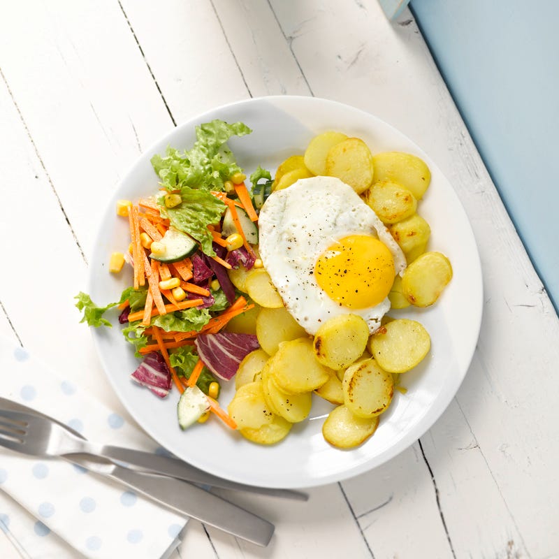 Pommes sautées, oeuf au plat et salade