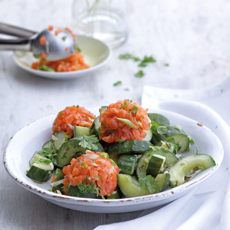 Lachstatarkugeln auf Schmorgurken