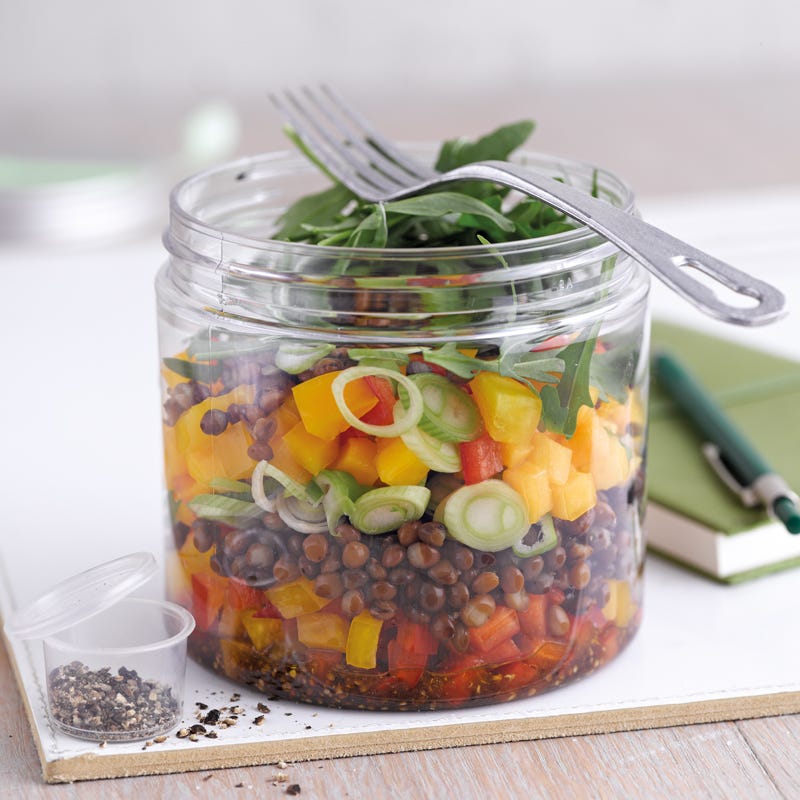 Linsensalat im Glas mit Mango und Rucola