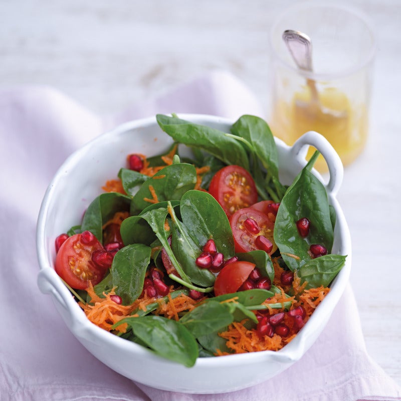Frischer Spinatsalat mit Granatapfelkernen