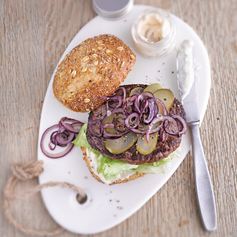 Steak-Burger mit Zwiebelringen