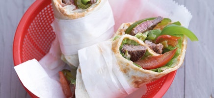 Steakwrap mit warmem Peperonigemüse