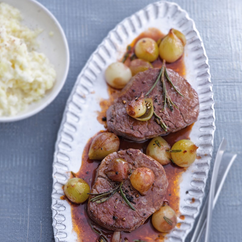 Edles Rindsfilet mit Schalotten und Kartoffel-Sellerie-Püree