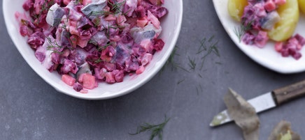 Herzhafter Heringssalat mit Randen und Kartoffeln