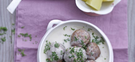 Köttbullar mit Rahmsauce und Preiselbeerrotkohl