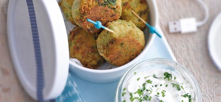 Kichererbsenbällchen mit Kräuterdip