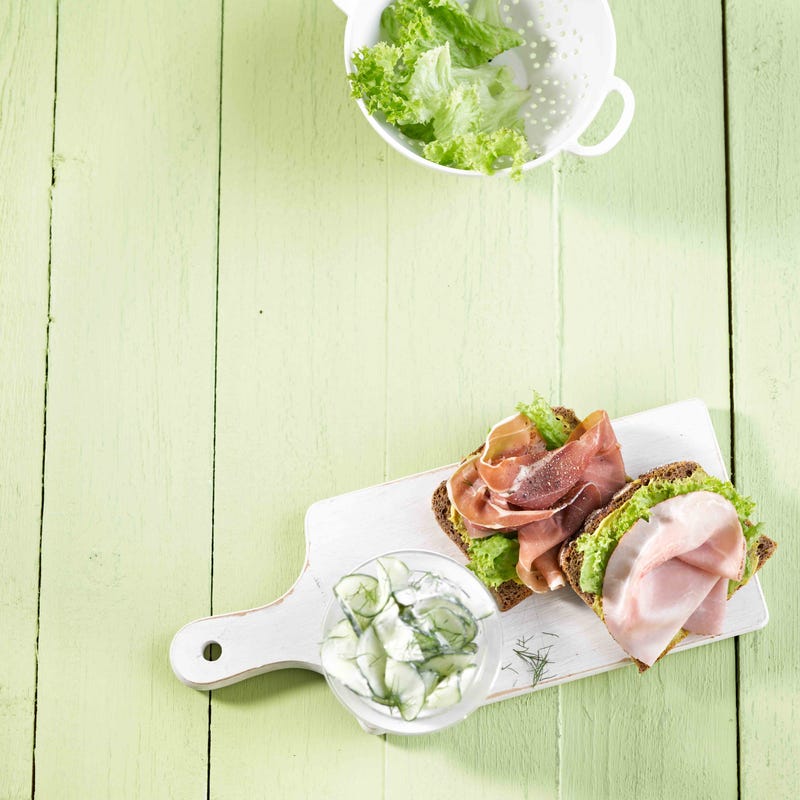 Pain au jambon et salade de concombre