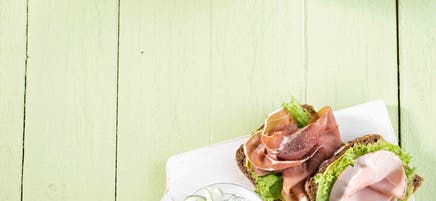 Pain au jambon et salade de concombre