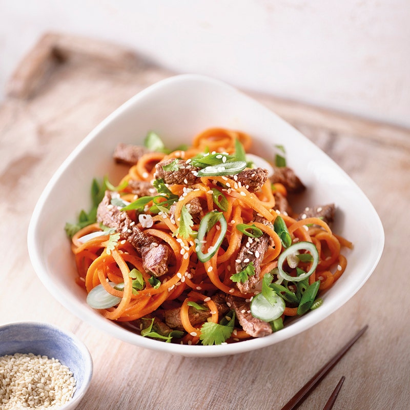 Asiatische Karottennudeln mit Rindsfiletstreifen