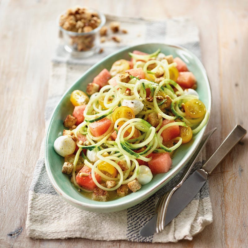 Gurken-Melonen-Salat mit Mozzarella und Pinienkernen
