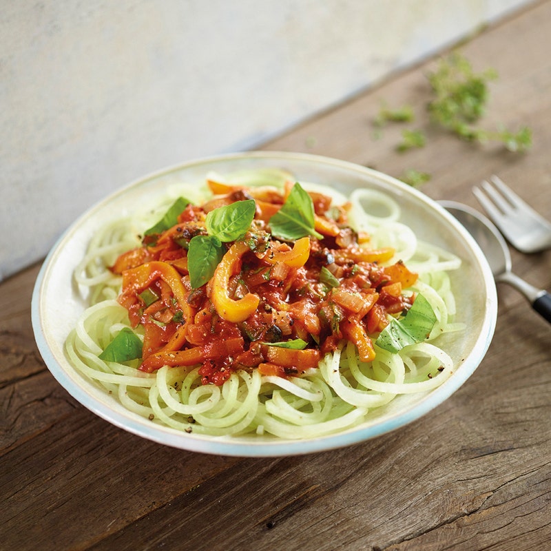 Kohlrabispaghetti mit mediterraner Tomaten-Peperoni-Sauce