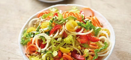 Salat mit Gemüsestreifen und Sonnenblumenkernen