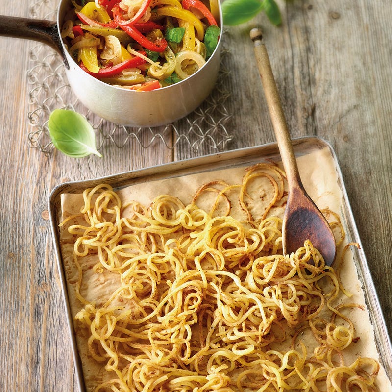 Kartoffelspaghetti aus dem Ofen mit Peperoniragout