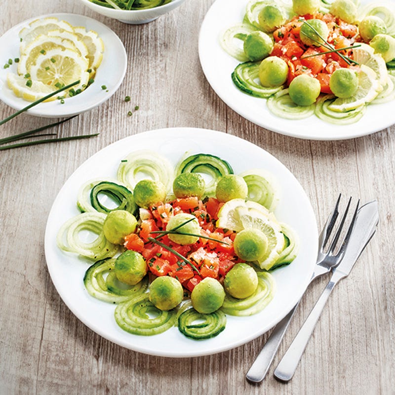Gurkenspiralen mit geräuchertem Lachs und Avocado