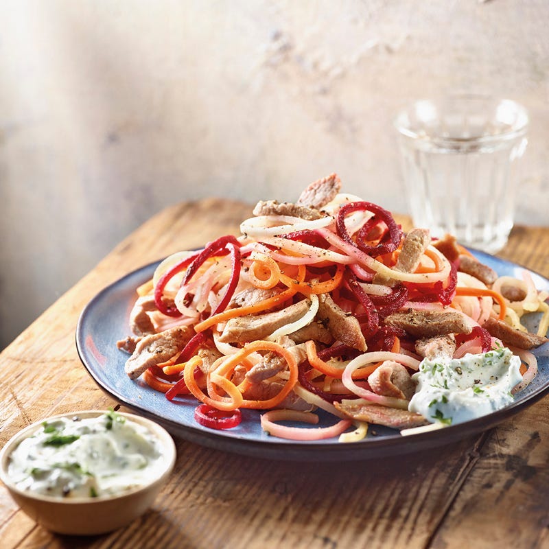 Wurzelgemüsestreifen mit Schweinsfilet und Kräuterquark