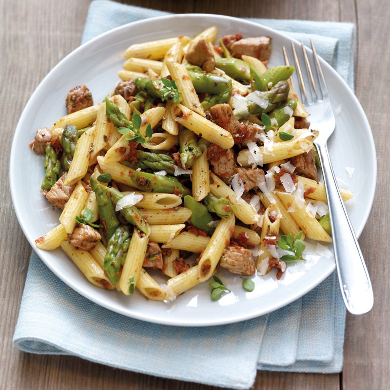 Pennepfanne mit grünem Spargel und Pesto Rosso