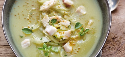 Fenchelsuppe mit geräucherter Forelle