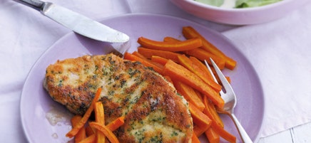 Kräuterschnitzel mit Karottenpommes aus dem Ofen