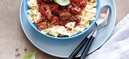 Pasta mit mediterraner Thunfisch-Tomaten-Sauce