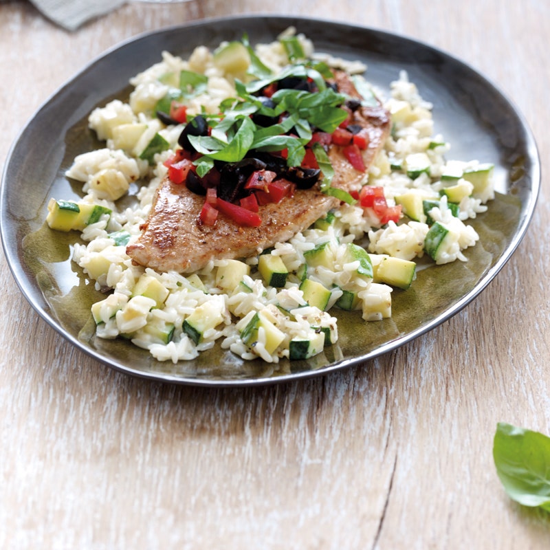 Schweinsschnitzel mit Olivensalsa auf Zucchinireis