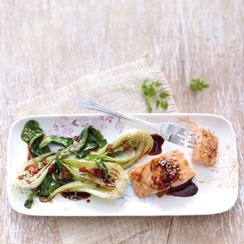 Pak Choi aus dem Ofen mit gebratenem Lachs
