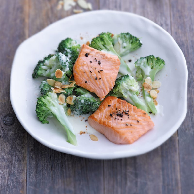 Gebratenes Lachsfilet auf Broccoliragout