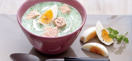 Spinatsuppe mit Ei und Lachsfilet