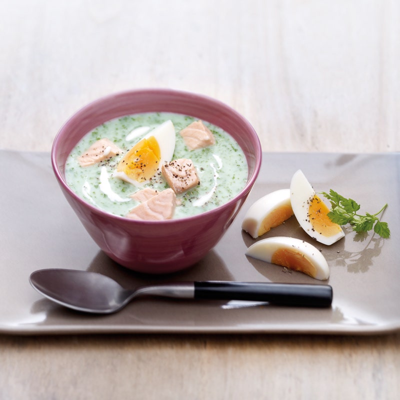 Spinatsuppe mit Ei und Lachsfilet