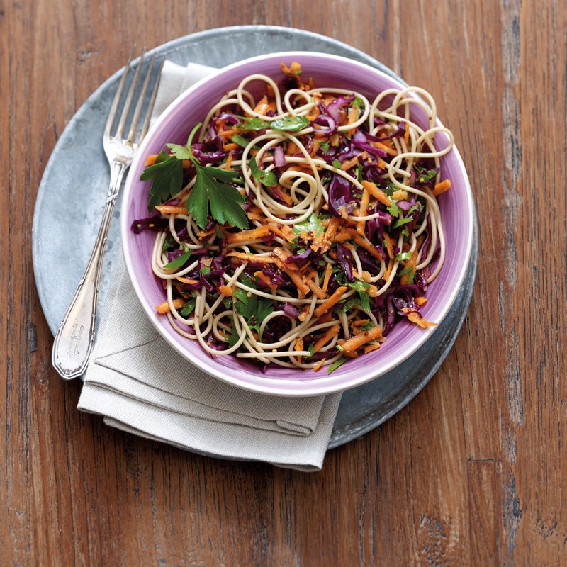 Karotten-Rotkohl-Salat mit Vollkornspaghetti