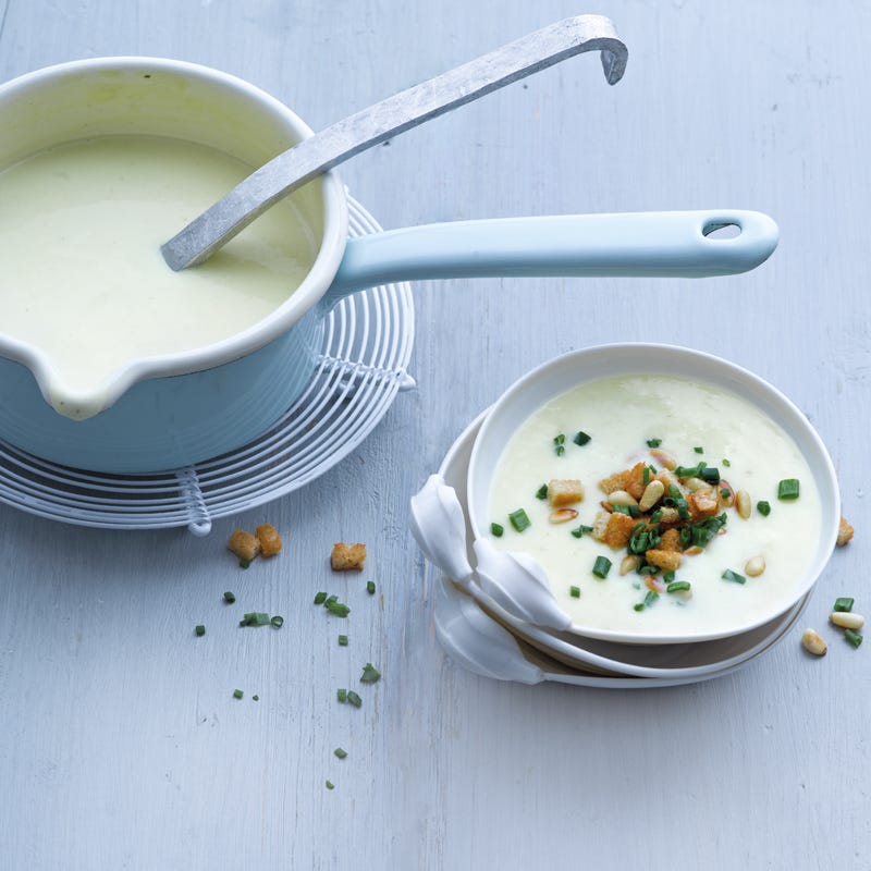 Kartoffelsuppe mit knusprigem Pinienkerntopping
