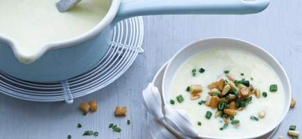 Kartoffelsuppe mit knusprigem Pinienkerntopping