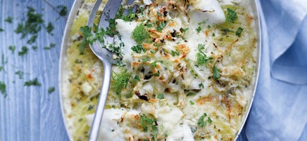 Geschichtetes Kabeljaugratin mit Fenchel und Kartoffeln