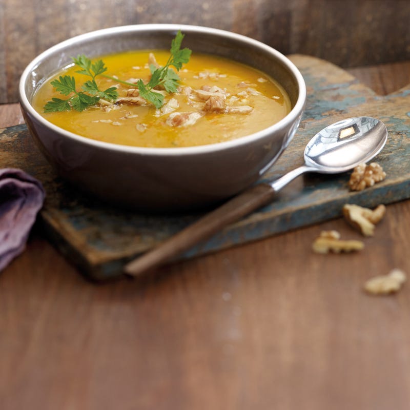 Fruchtige Kürbissuppe mit Baumnüssen