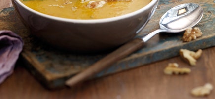 Fruchtige Kürbissuppe mit Baumnüssen